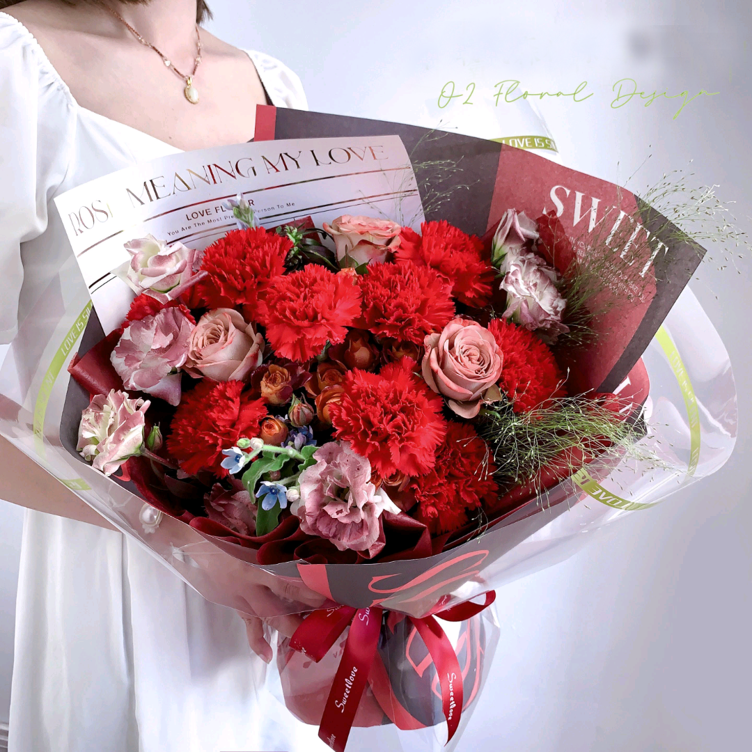 紅色康乃馨卡布奇諾玫瑰鮮花混搭花束